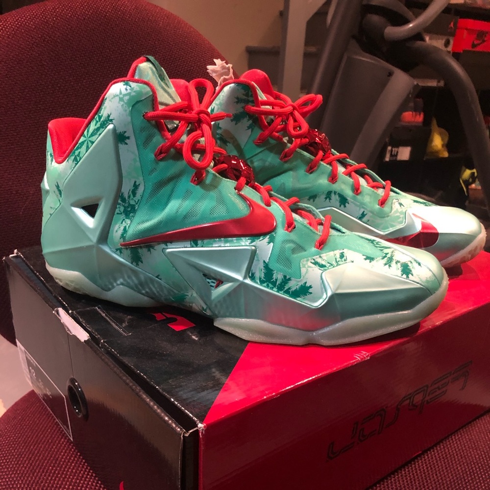 Lebron 11 Christmas basketball shoes
